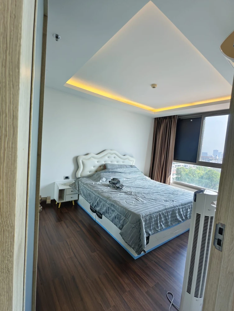 Selling beautifully decorated units at The Peak Towers Pattaya. Spacious living areas, great location, and stunning sea views. Book now!