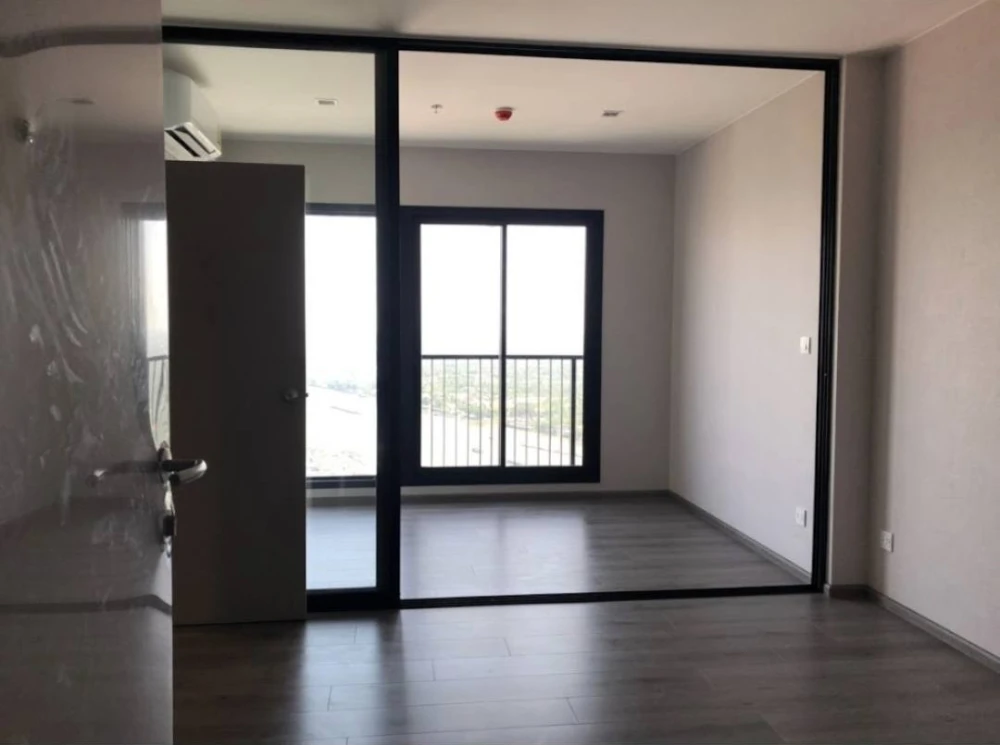 For sale:rent The Politan Rive, very high floor, great breeze, stunning city view, room in pristine condition, book now and you won't be disappointed.