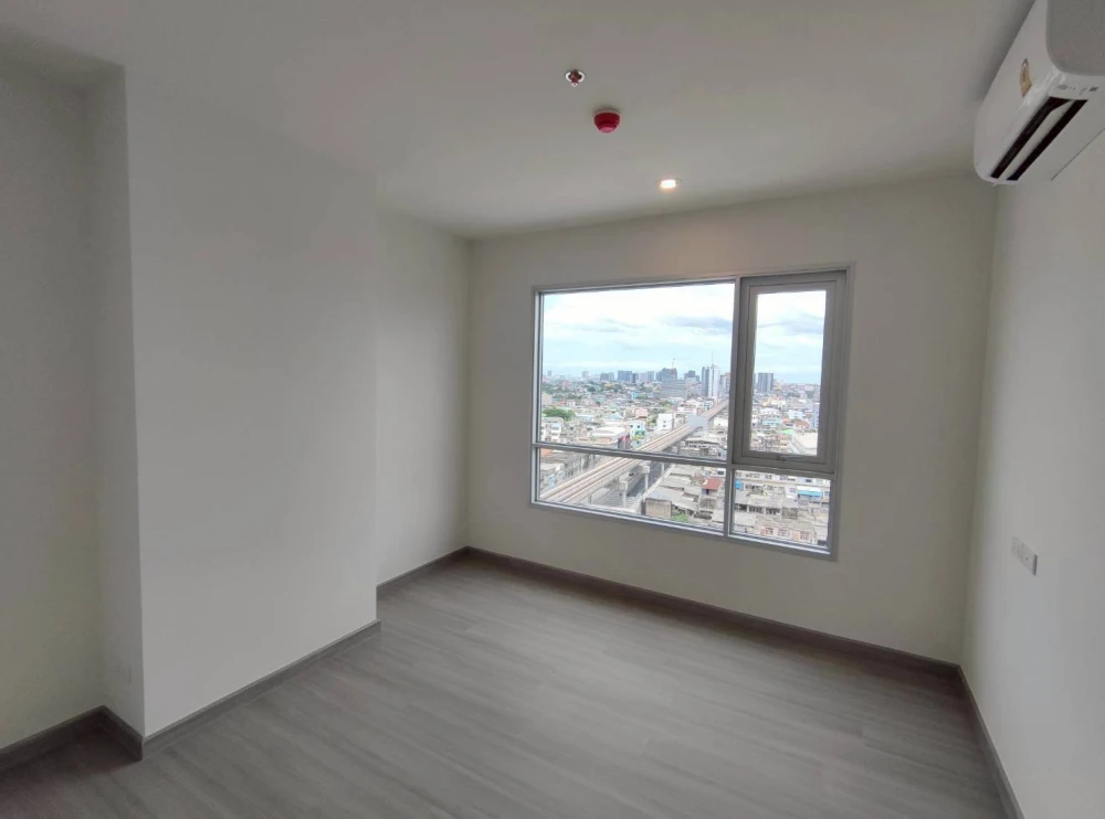 Selling 1-bedroom unit at The President Charan - Yaek Fai Chai Station. Spacious living area in a prime location. Book now!