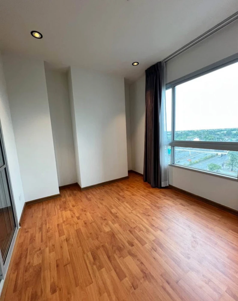 Selling The President Petchkasem-Bangkhae, corner unit, less crowded, great location, convenient transportation. Book now!
