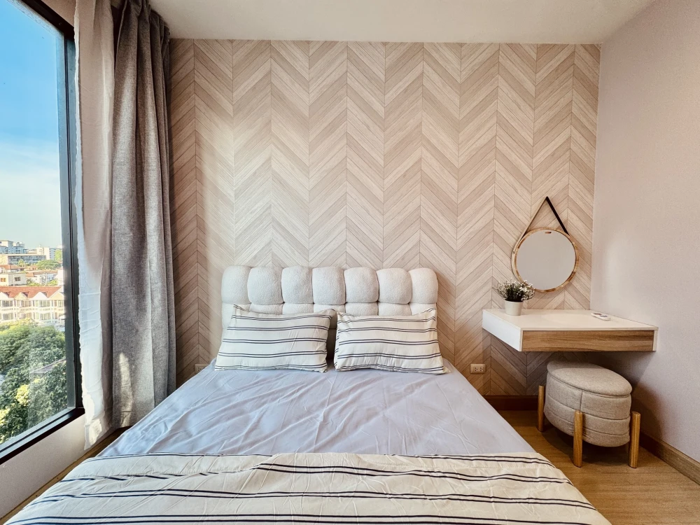Selling The Privacy Rewadee. Beautifully decorated unit with a coordinated color scheme and high-quality wallpaper. Complete amenities. Don't miss out