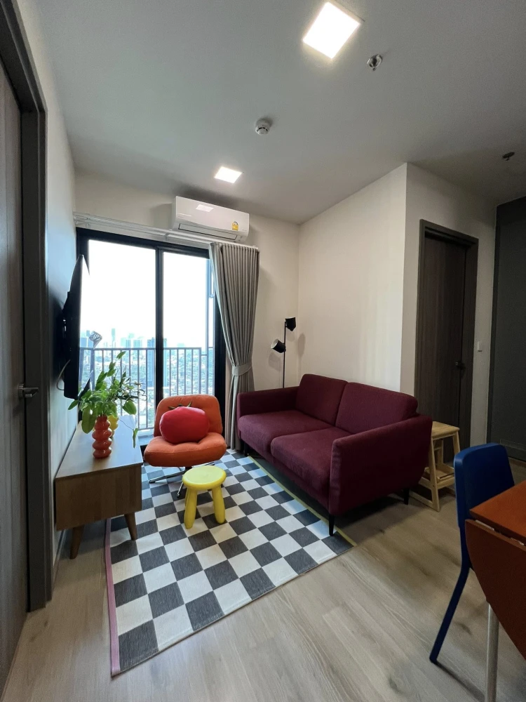 Selling The Privacy Taopoon Interchange condo, 1 Bedroom Plus corner unit, high floor, unobstructed view. Book now!