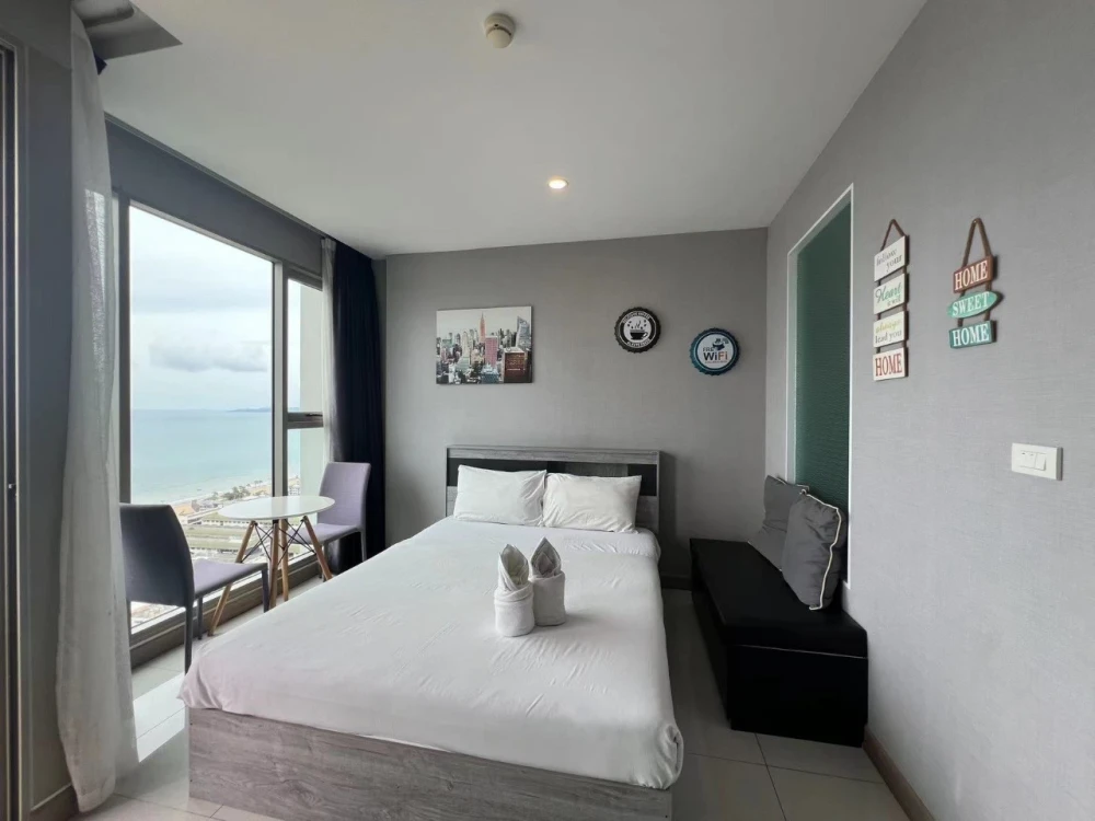 Selling The Riviera Jomtien Pattaya, 38th floor. Very high floor with stunning sea views. Ready to move in with just your belongings.