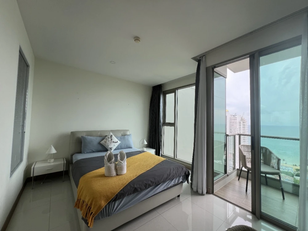 For sale: The Riviera Jomtien Pattaya, high-floor condominium with stunning sea views, fully furnished and ready to move in.