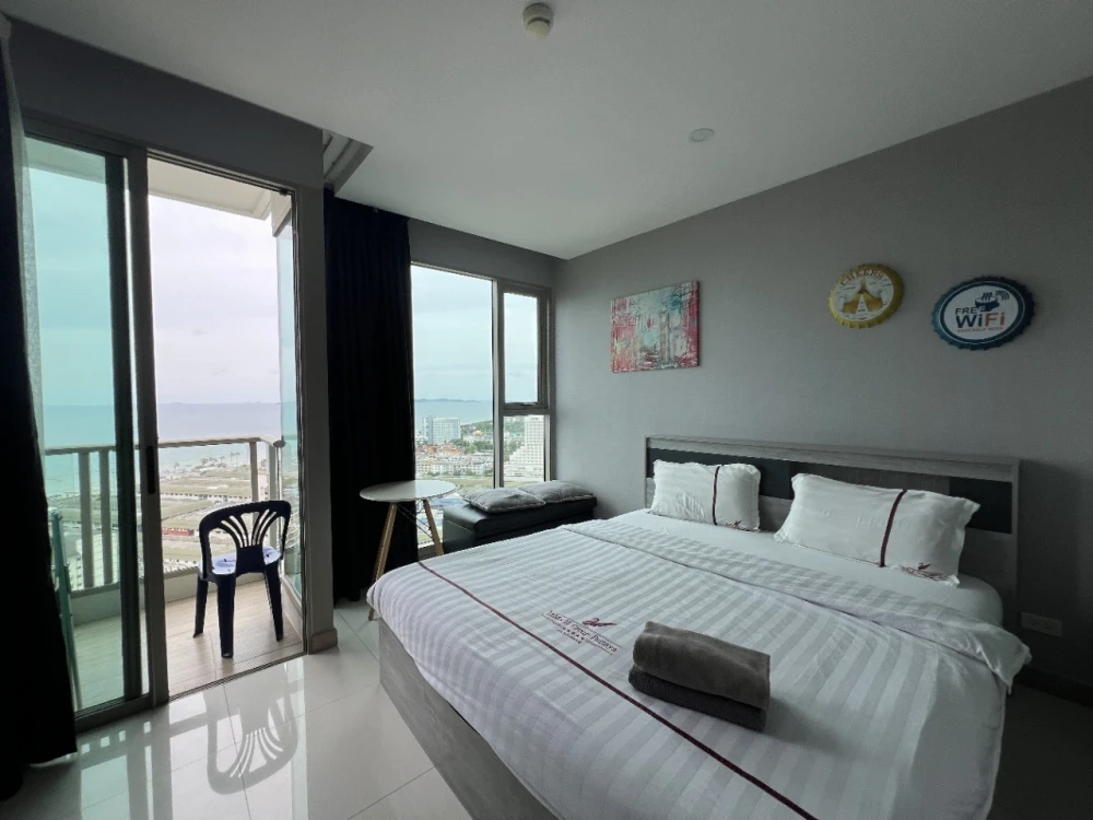Selling a unit at The Riviera Jomtien Pattaya. It's on the 27th floor, very high up, with amazing sea views. You'll regret missing out!