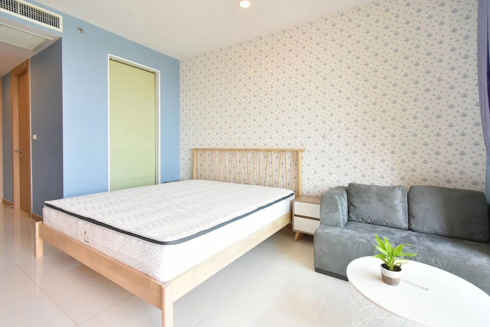 Selling a studio unit at The Riviera Wongamat Beach. High-quality wallpaper and beautiful interior. Book now!