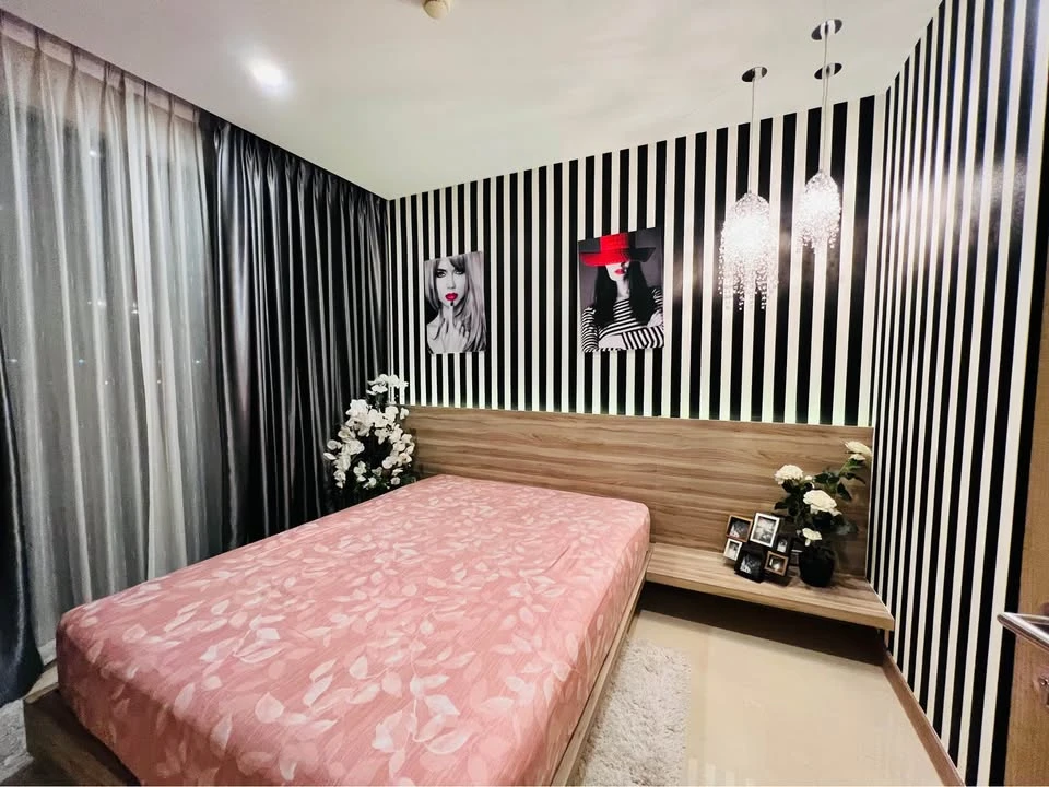Selling a 1-bedroom unit at The Riviera Jomtien Pattaya. Features high-quality wallpaper, stunning unobstructed views. Don't miss this opportunity!