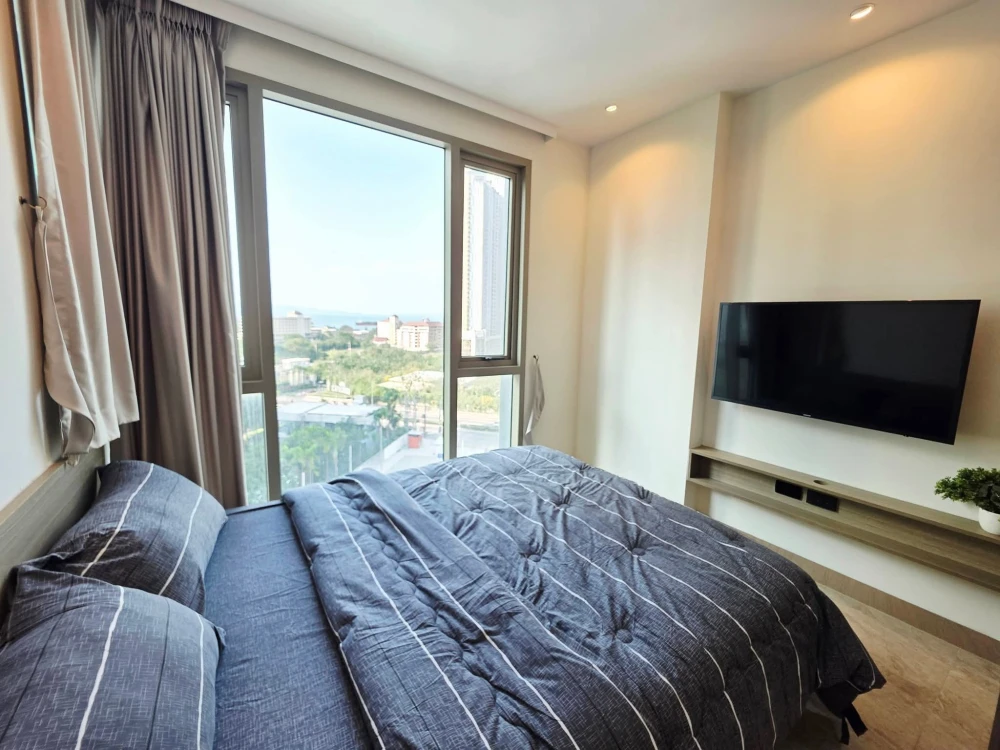 Selling a lovely unit at The Riviera Ocean Drive. Beautiful unit number, stunning ocean view. Book now!