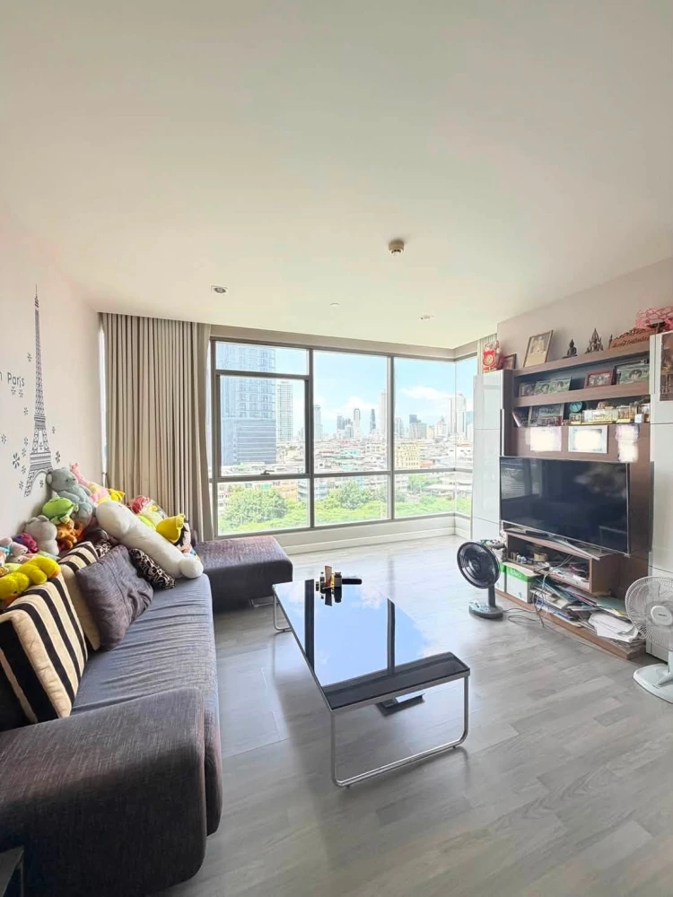 Selling a corner unit at The Room Rama 4. Quiet and peaceful, not crowded. Spacious 2-bedroom unit. You won't be disappointed if you reserve it.