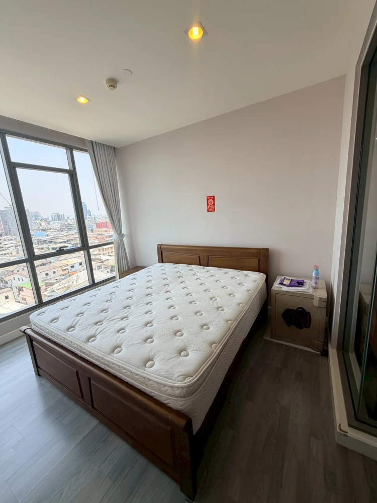 Selling/rent The Room Rama 4, 1 bedroom unit with spacious living area, great location, and beautiful city views. Book now!
