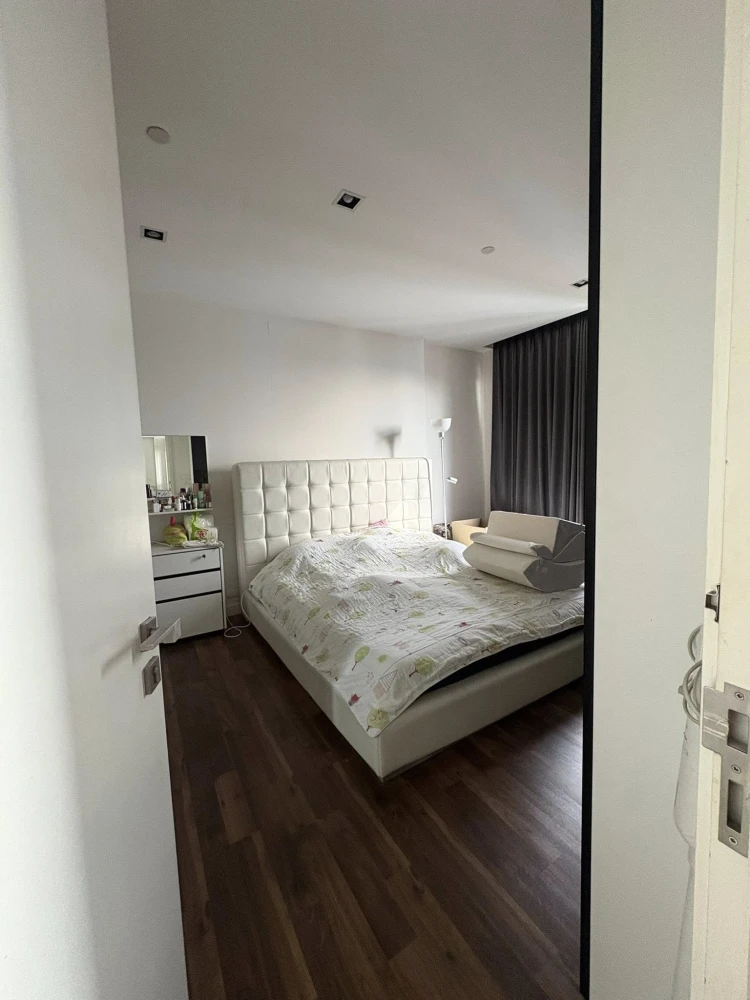 Selling a corner unit at The Room Sukhumvit 62. It's not adjacent to other units on either side (high privacy), making it ideal for actual living.