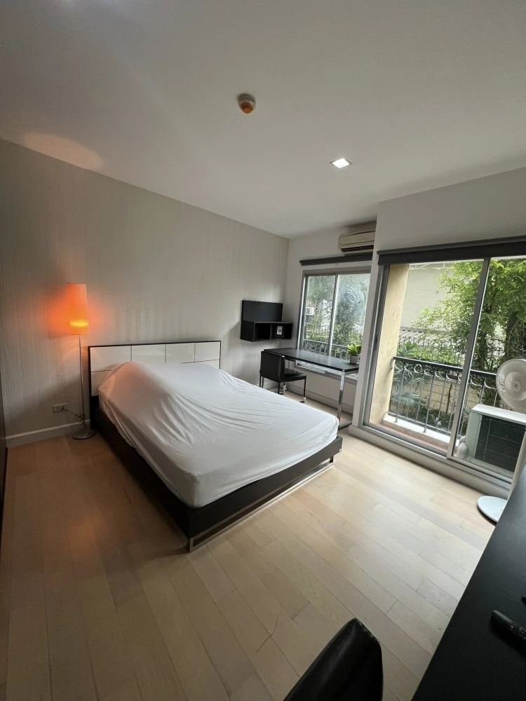 Selling The Seed Terre Ratchayothin, Studio type corner unit, fully furnished with appliances as shown in the pictures.