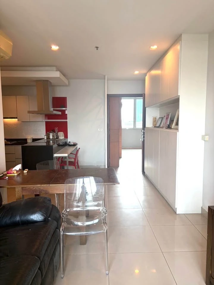 Selling The Star Estate@Narathiwas, 2 bedrooms, large usable area, beautiful unblocked view. Book now!