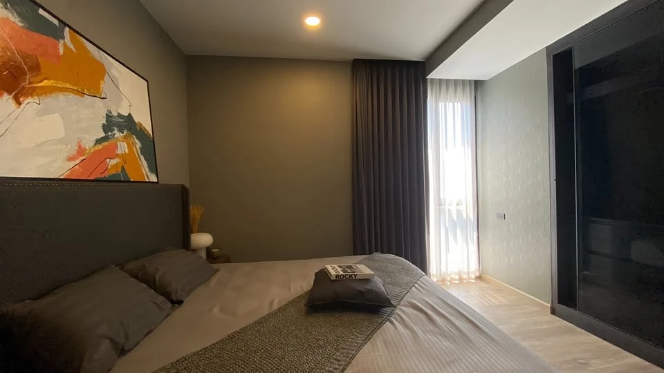 For sale: The Teak Ratchada 19, ready-to-move-in condo, fully furnished, wallpapered throughout the room, complete with electrical appliances. Reserve
