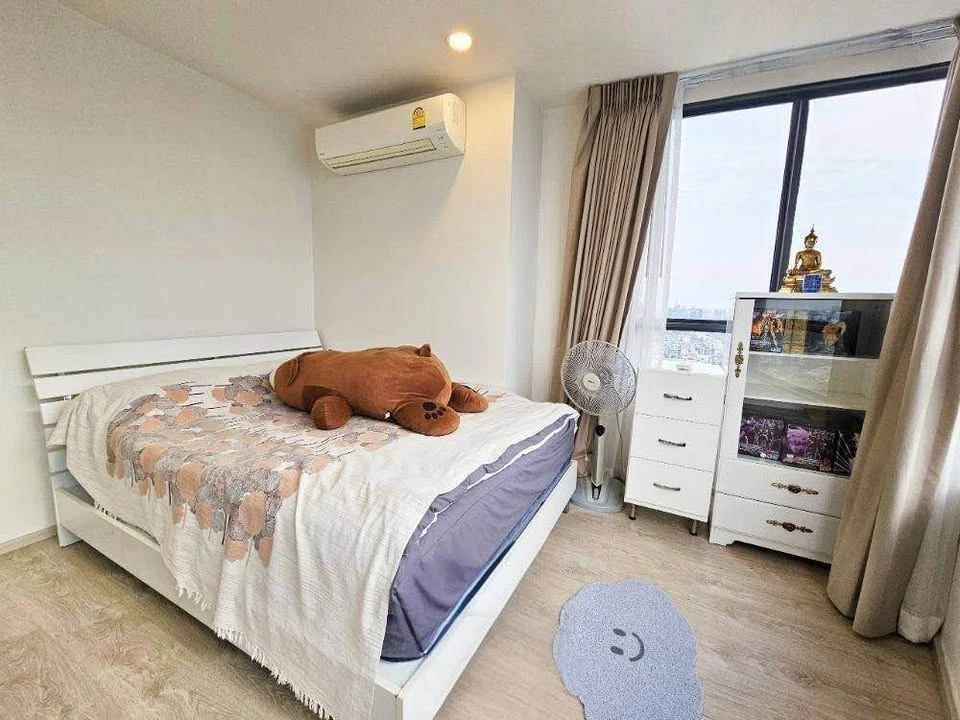 Selling The Tree Charansanitwong 30, corner unit on the top floor. Stunning views, great ventilation – hardly need air conditioning during the day. Do