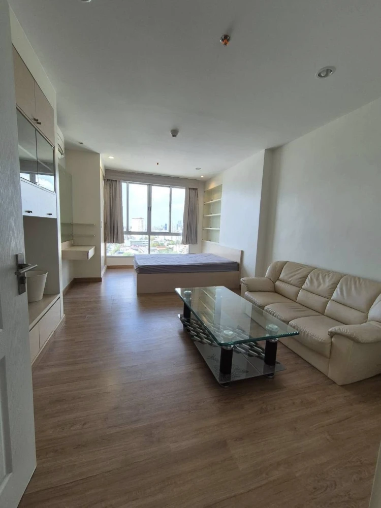 Selling a studio unit at The Tree Bangpo Station. Includes built-in furniture; just bring your belongings and move in!