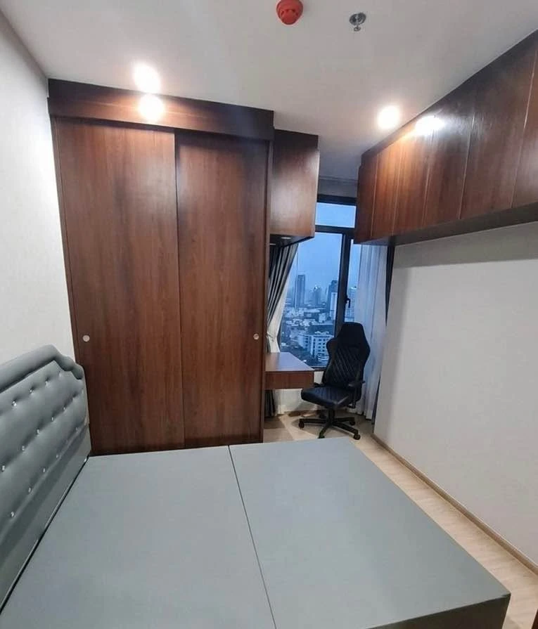 Selling The Tree Hua Mak Interchange, 23rd floor, city view, with built-in furniture and fully furnished, ready to move in.