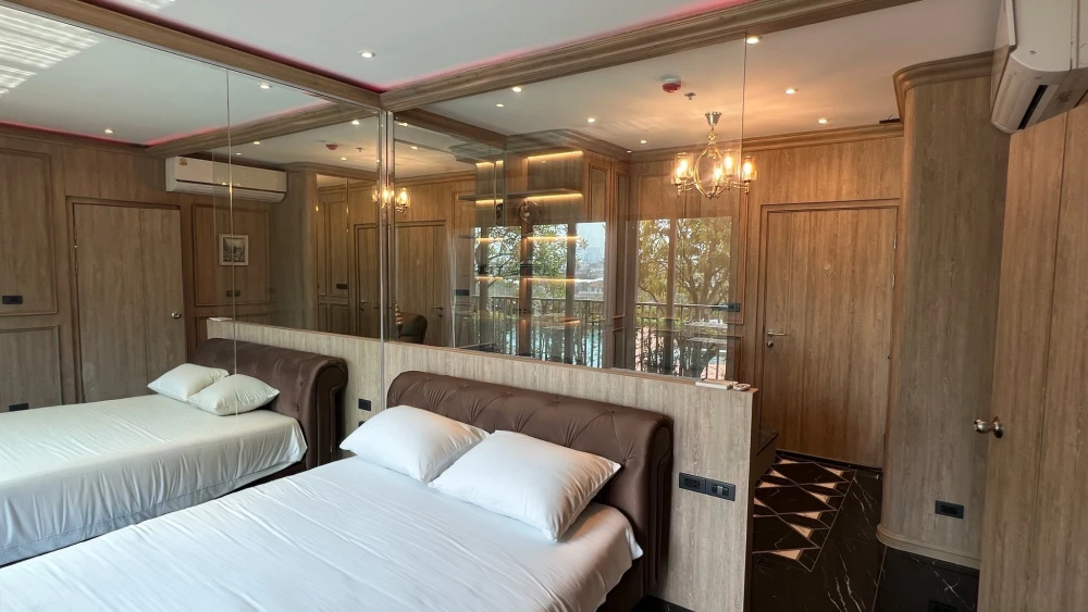 Selling The Tree RIO Bang O Station, Modern Luxury style unit with complete built-in furnishings, ready to move in immediately.