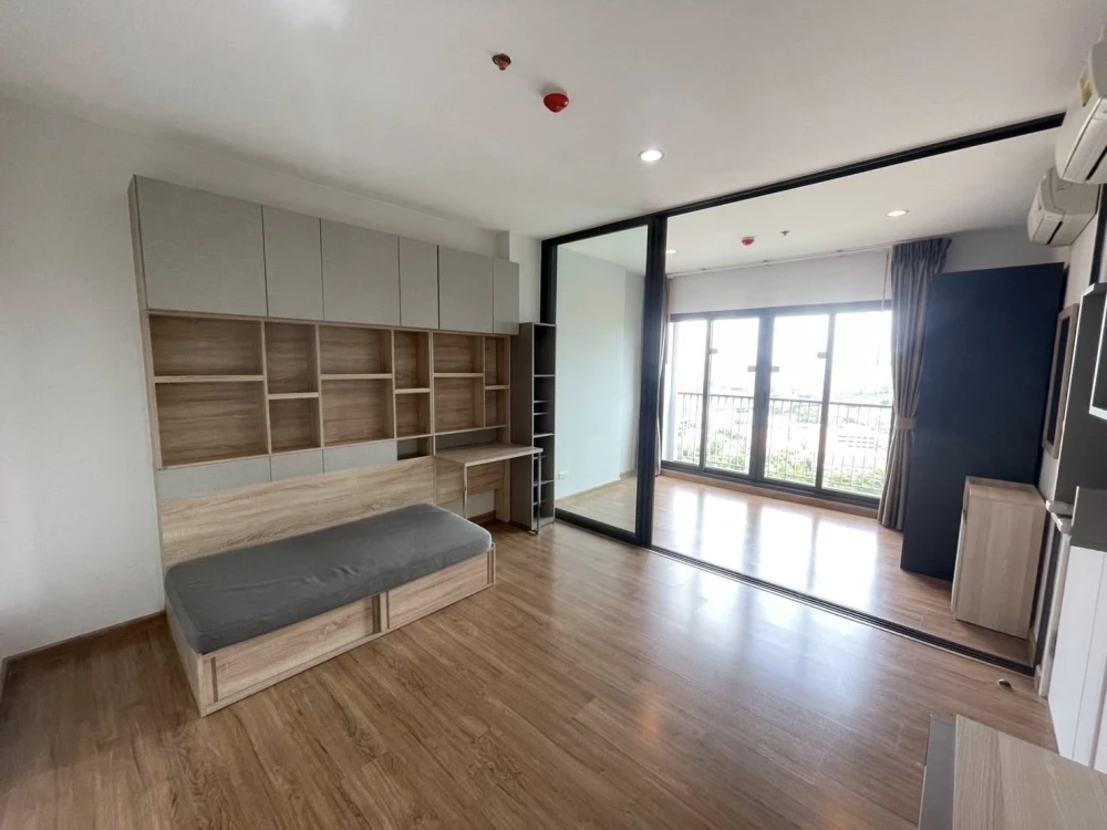 Selling a great-living unit at The Tree Rio Bang-Aor Station. Fully furnished and equipped with appliances. Don't miss out!