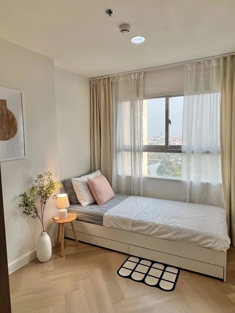 Selling The Trust @ BTS Erawan. Beautifully decorated unit with a consistent color scheme. Great location, stunning unblocked view. Book now!