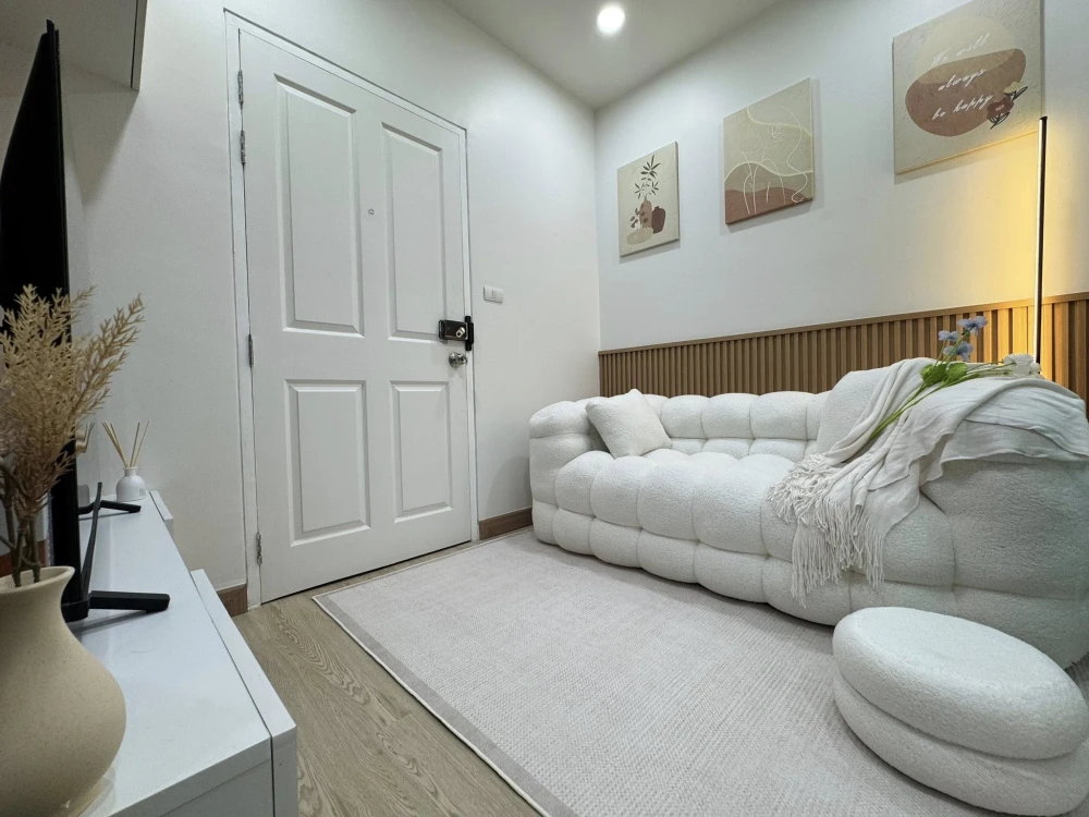 For sale: The Trust Condo in Central Pattaya. Beautifully decorated throughout. Minimalist style. Very livable. Ready to move in.