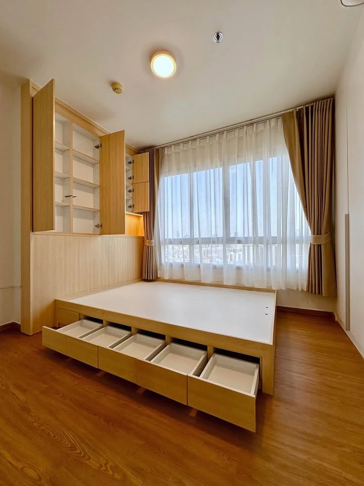 Selling a lovely unit at The Trust Residence Ratchada-Rama 3. It features high-quality built-in furniture and a beautiful city view. Don't miss out!