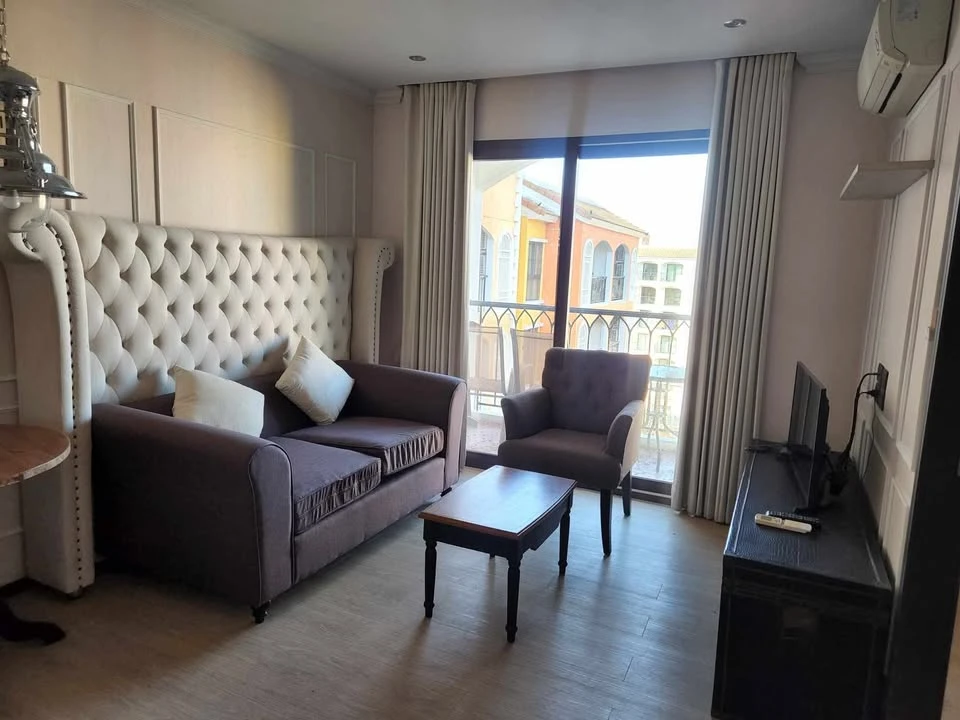 For sale or rent: The Venetian Signature Condo Resort Pattaya, Deluxe room, large bed, swimming pool view, balcony, interested in booking now!