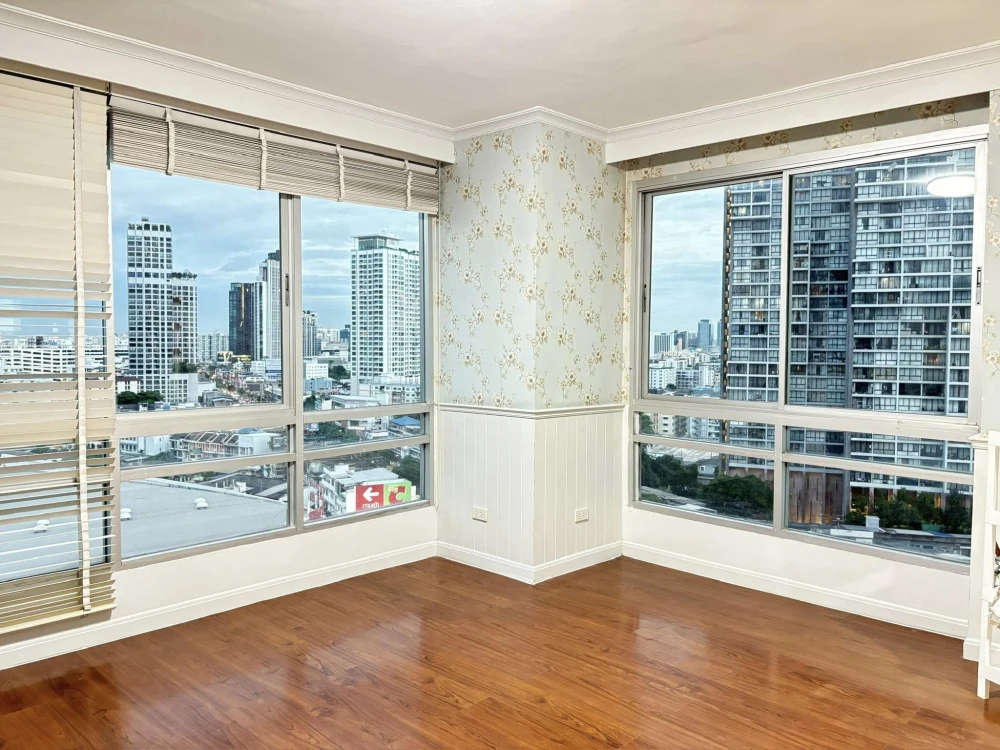 For sale: The Zest Lat Phrao, peaceful atmosphere, comfortable living, great city view, very spacious room, has a large built-in wardrobe, very worth