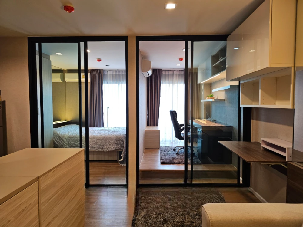 For sale: Tropicana BTS Erawan, expressway view, One Bedroom plus, wallpapered throughout, with excellent built-in furniture. Don't miss out!