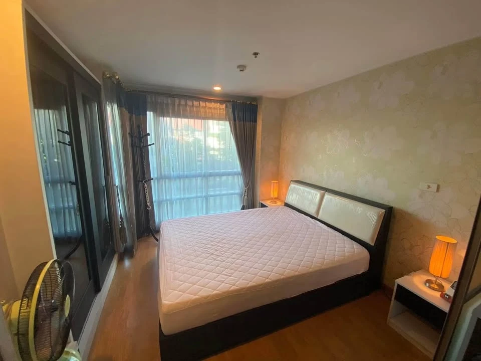 Selling U-Delight Condo @ Huay-Kwang Station. Spacious rooms with wallpaper throughout. Convenient and complete amenities. Book now!