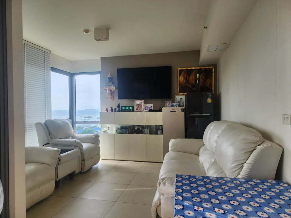 Selling Unixx South Pattaya, 2 bedrooms, spacious living area, stunning views. Book now!