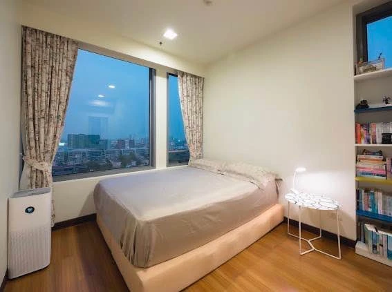 Selling Vantage Ratchavipha, 2 bedrooms, spacious living area, and amazing amenities. Don't miss out on this great deal!