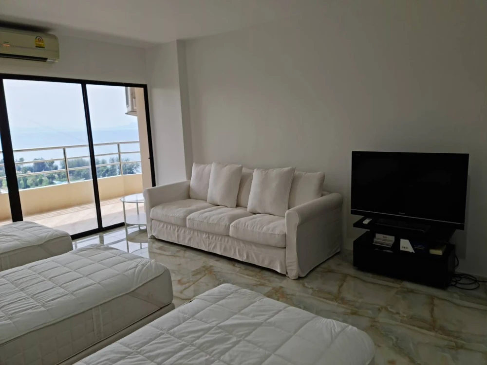 Selling View Talay condo, high floor, sea view. Just bring your belongings and move in! Book now before it's too late!