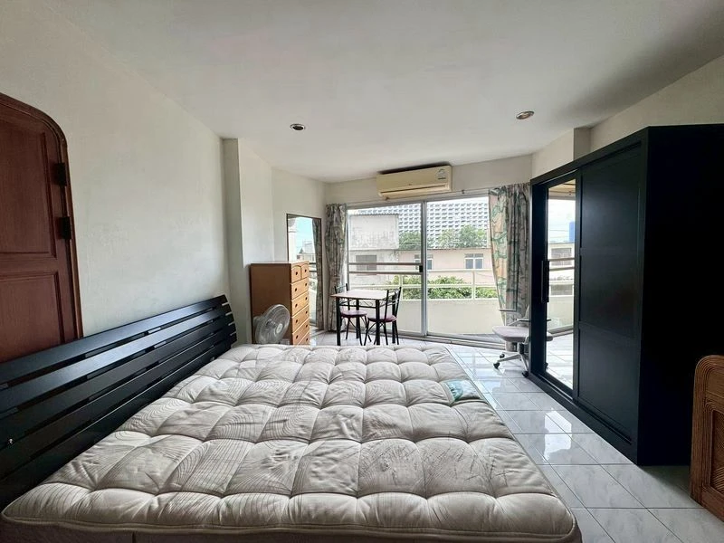 Selling View Talay studio apartment, 4th floor, city view, fully furnished. Don't miss out!