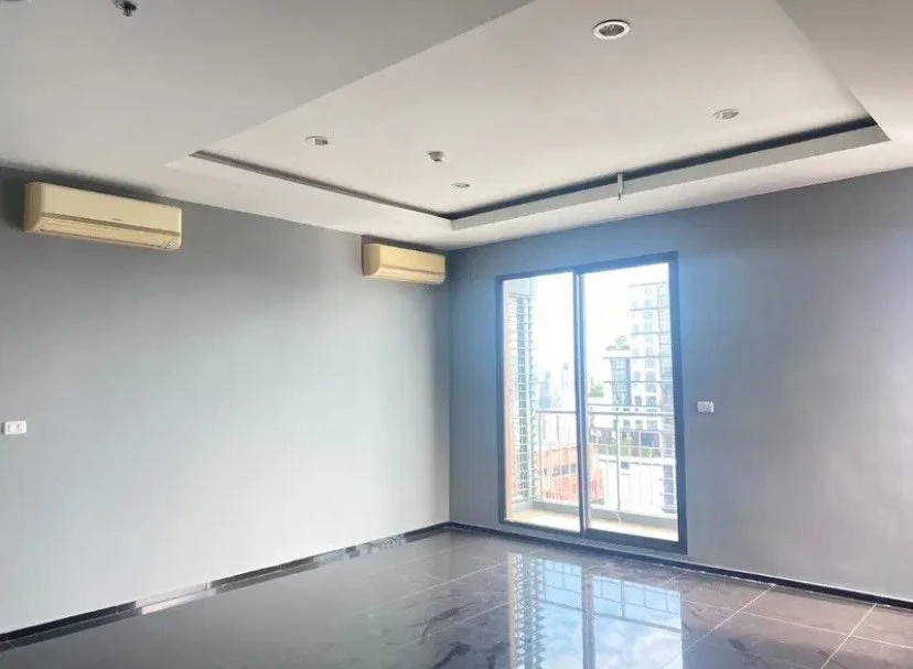 For sale: Villa Asoke, empty room, spacious usable area, 41st floor, highest point, stunning city view. Book now and you won't be disappointed.