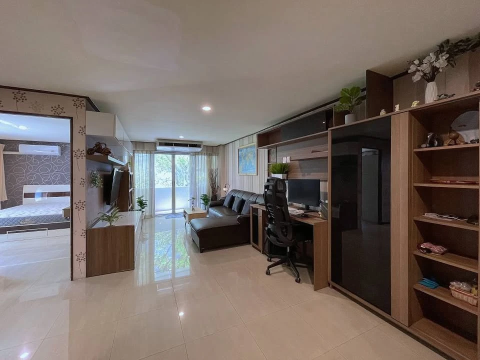Selling a two-bedroom unit at Waterford Park Rama 4. Spacious interior with pool and garden views. A highly desirable unit!