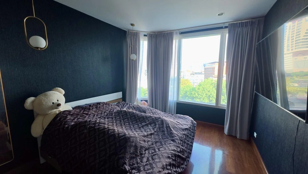Selling Watermark Chao Phraya River condo. Very spacious room, right on the Chao Phraya River. Pets allowed. Don't miss out!