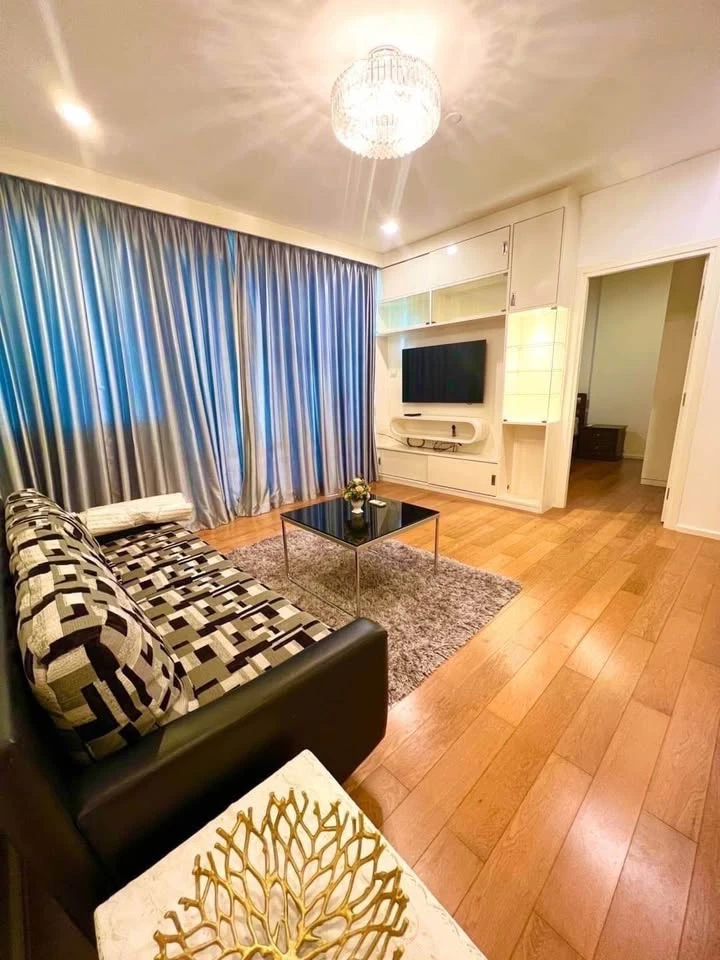 For sale: Wind Sukhumvit 23. The room has a city view and faces the swimming pool, which is a very beautiful view. Reserve now.