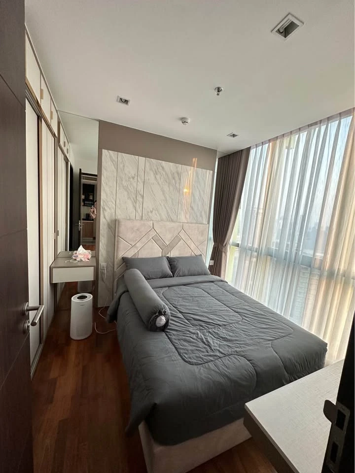 Wish Signature Midtown Siam for sale, a lovely room with a quality built-in headboard and a private lift. Reserve now!