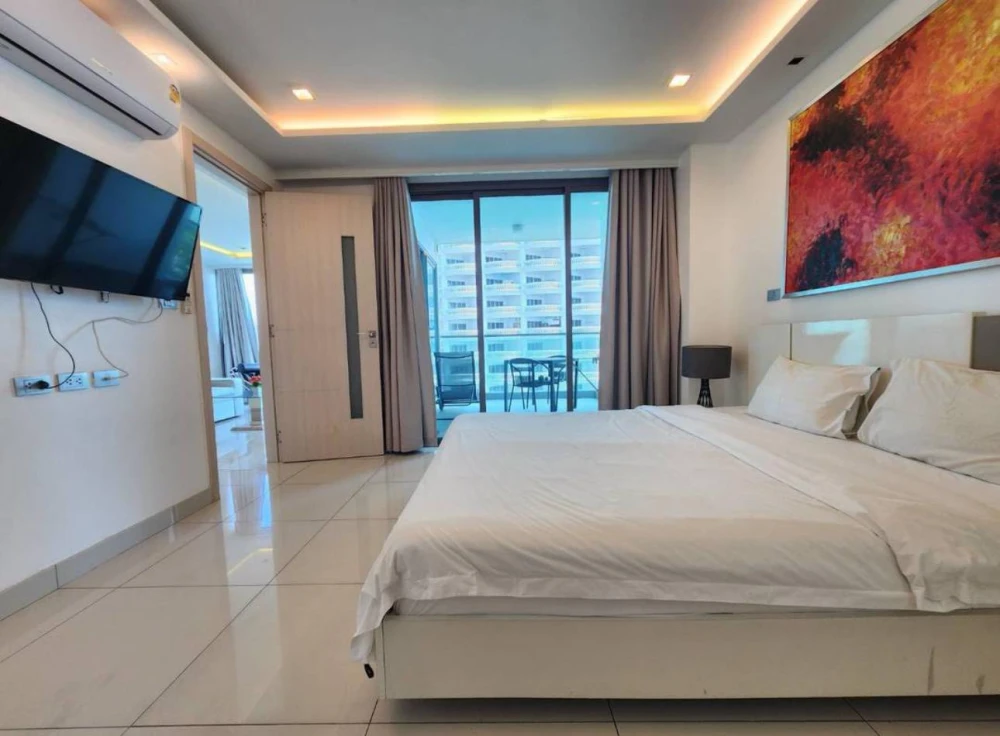 Selling a spacious unit at Wong Amat Tower in a prime location with stunning sea views. Don't miss this opportunity!