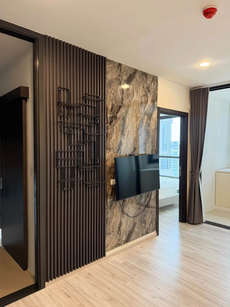 For Sale: XT Huai Khwang, 40th floor (very high level). Unfurnished unit, but comes with electrical appliances and bedroom furniture included. Act fas