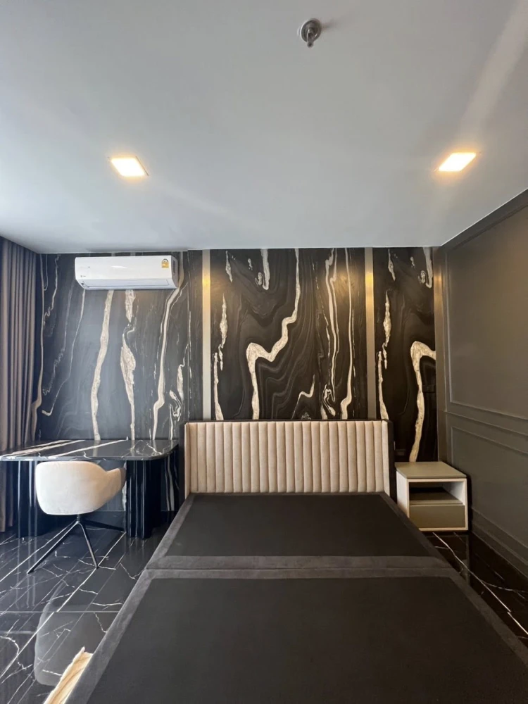 XT Phayathai condo for sale. Beautifully decorated with a stunning, coordinated color scheme. High-quality built-in furniture. Book now!