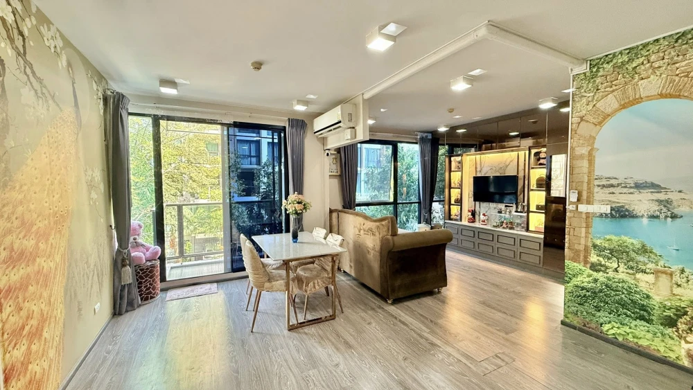 Selling Zelle Rattanathibet, a 52 sq m condo unit on the 3rd floor with a swimming pool view. Beautifully decorated with built-in furniture, ready to