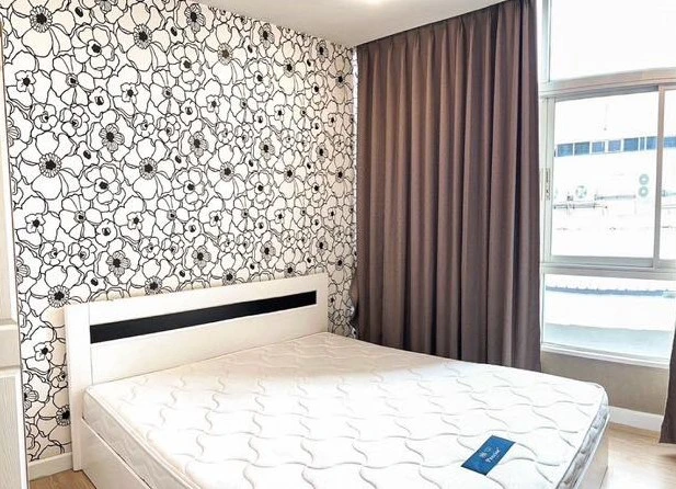Selling Zenith Place @ Huai Khwang. Spacious and comfortable room. Bedroom features beautiful wallpaper. Book now before it's too late!