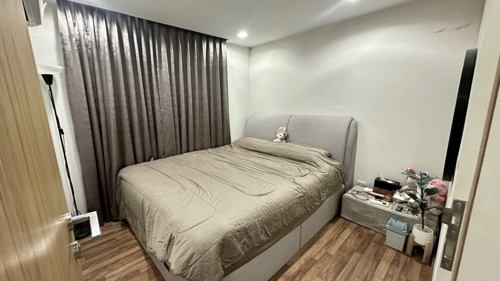 For sale: Zenith place sukhumvit 42, 7th floor room, golf course view, lots of usable space. You'll regret it if you miss it.