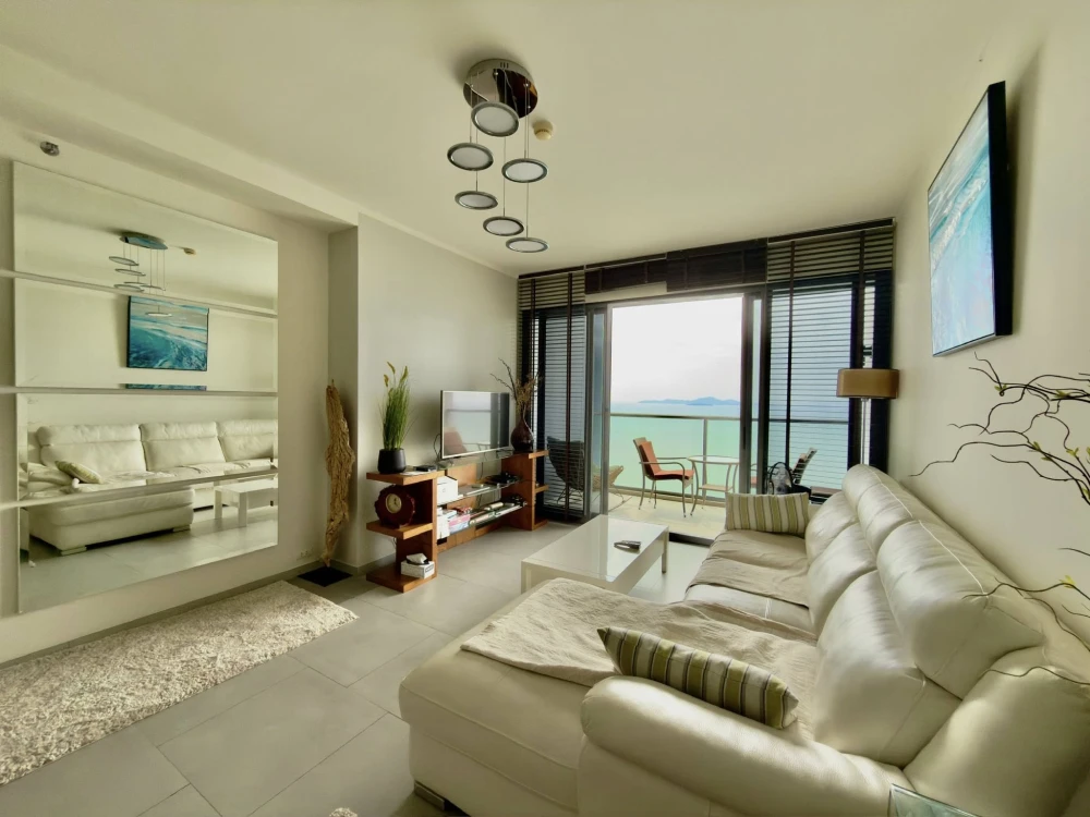 Selling a Zire Wongamat condo on the 37th floor with stunning panoramic sea views. The room is huge! Book now, don't hesitate!