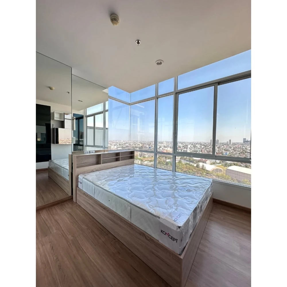 Condo for rent at The Sky Sukhumvit, corner unit, 180-degree city view, no buildings obstructing the view, high level of privacy. Book now!
