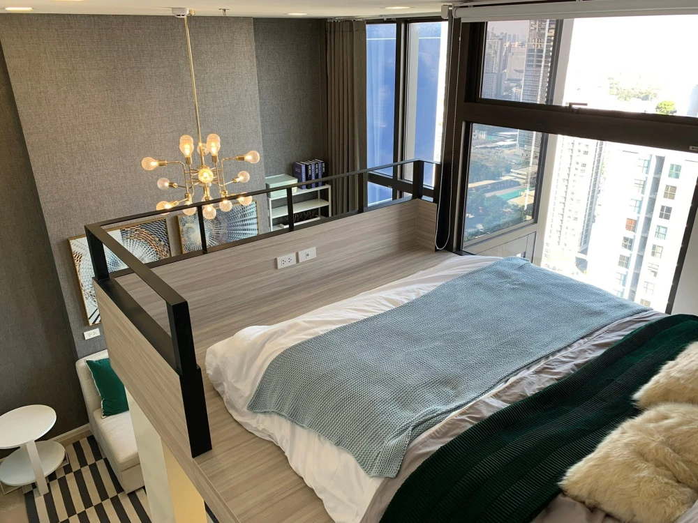 For Rent Chewathai Residence Asoke Condo. Beautiful semi-duplex unit on a high floor with stunning city views. Ready to move in. Free internet!