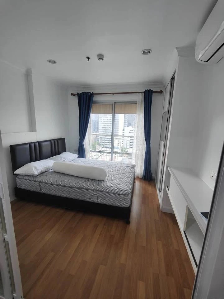 For sale or rent: Lumpini Place Rama 9 condo, ready to move in, fully furnished. Just bring your suitcase!
