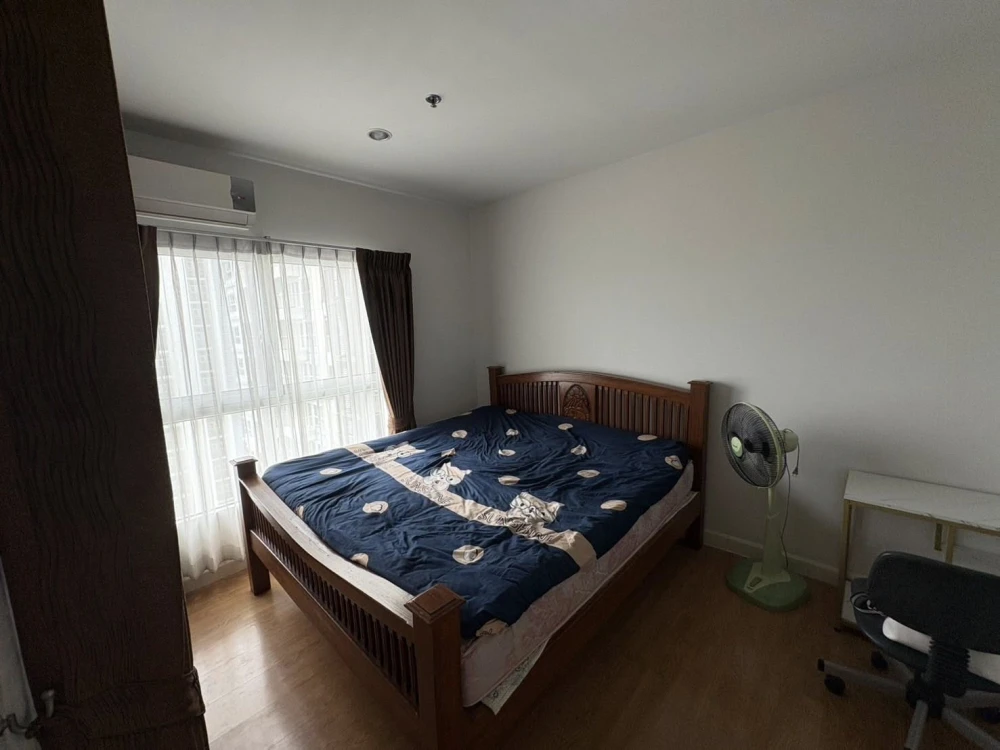 The Parkland Grand Taksin Condo is suitable for both living and investing. It is very easy to rent out.